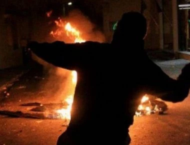 Βίντεο: Η στιγμή που κουκουλοφόροι επιτίθενται με βόμβες μολότοφ κατά του κτιρίου των ΜΑΤ
